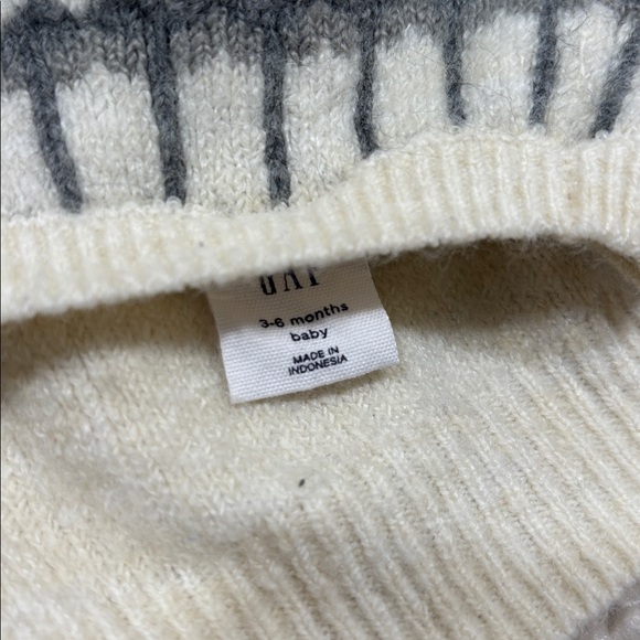 GAP Sweater - Picture 2 of 2
